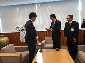 寄付金を贈呈いただく植田選手
