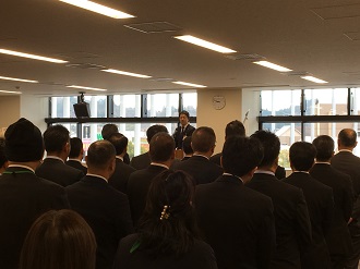 仕事始め式で訓示を述べる市長