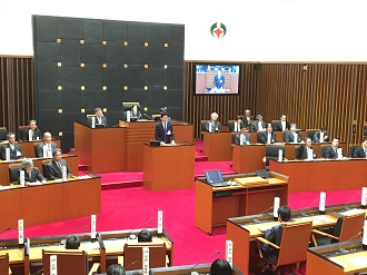 子ども議会で答弁する市長