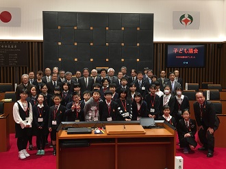 子ども議会で記念の全員写真