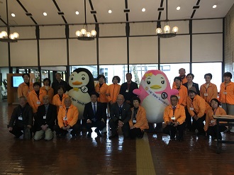 市民ホールの玄関前で記念撮影