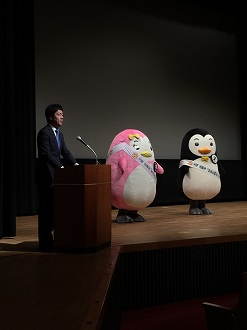 上映会前に挨拶する市長