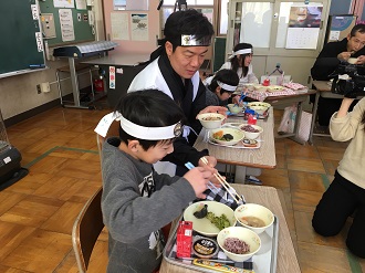 児童と共に忍者の日特別給食を食べる市長