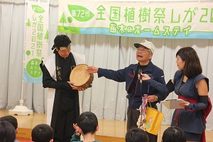 木のメダルの配布