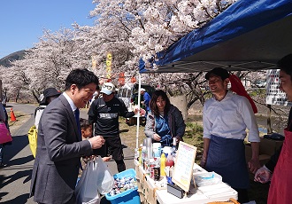 桜まつりで市民と交流する市長