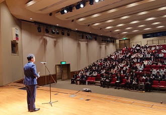 登壇し説明する市長