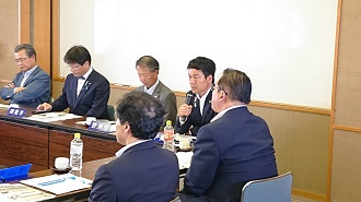 首長会議で発言する市長