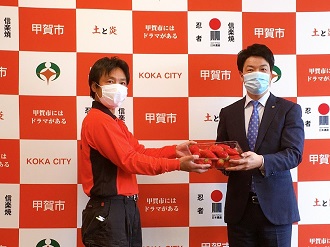 水口テクノスファームからイチゴを寄贈