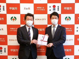 図書カードを寄贈する水口ロータリークラブ１
