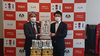 日新薬品工業から薬品トローチの寄贈