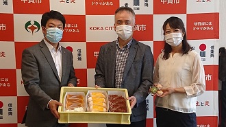 洋菓子店からケーキなどの寄贈