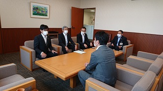 フジサワ建設と談話のシーン