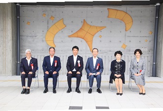 陶板製レリーフの除幕式