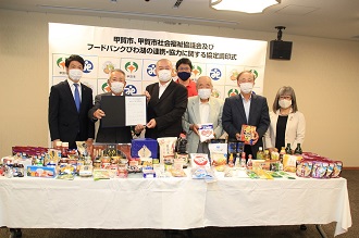 協定を締結した三者の代表