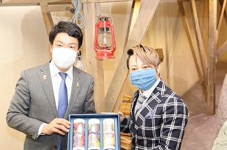 旧信楽伝統産業会館の展示を見る市長と西川さん１