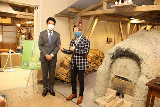 旧信楽伝統産業会館の展示を見る市長と西川さん２