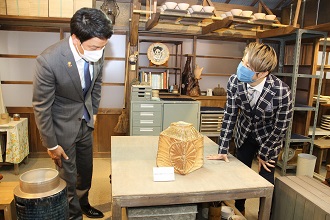 旧信楽伝統産業会館の展示を見る市長と西川さん３