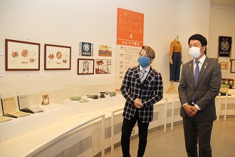 旧信楽伝統産業会館の展示を見る市長と西川さん４