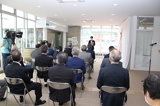 信楽伝統産業会館披露式であいさつする市長