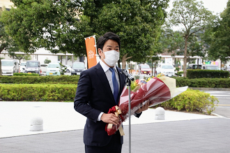 花束を持ちあいさつする岩永市長