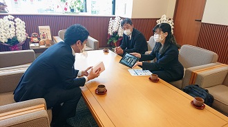 近藤ゆみさんと歓談する市長