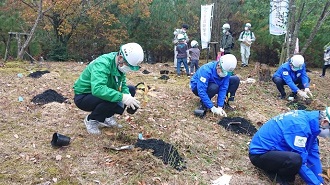 植樹する市長