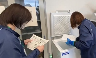 ワクチンを確認する職員２
