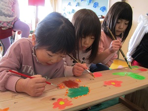 プランターカバー絵付けの様子　油日にこにこ園