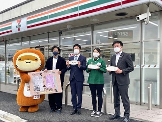 信楽中学生カンパニーデザイン皿販売記念セレモニー