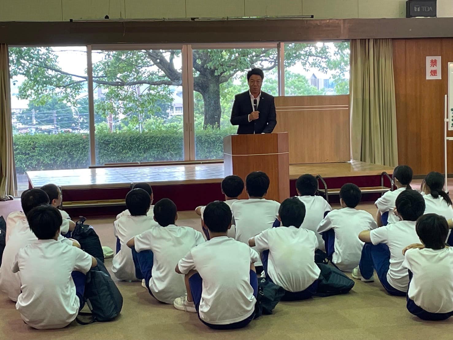 神戸市立長田中中学校の皆さんの前で話す市長
