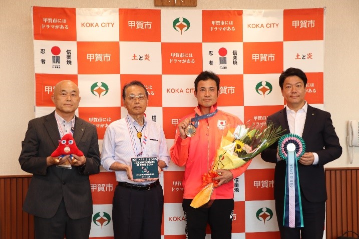 北島選手、市長、副市長、教育長の集合写真