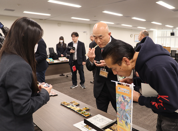 教育長の試食の様子