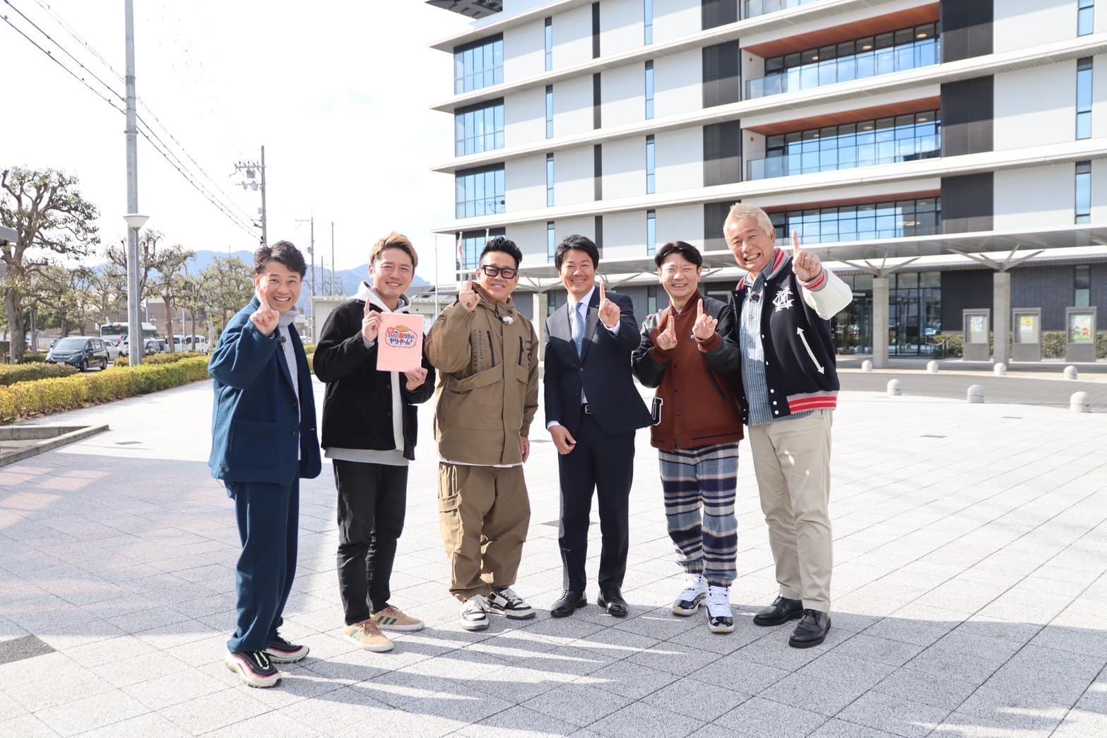 番組に出演した芸能人との集合写真