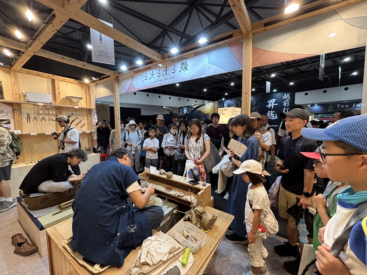 実演時の人だかり