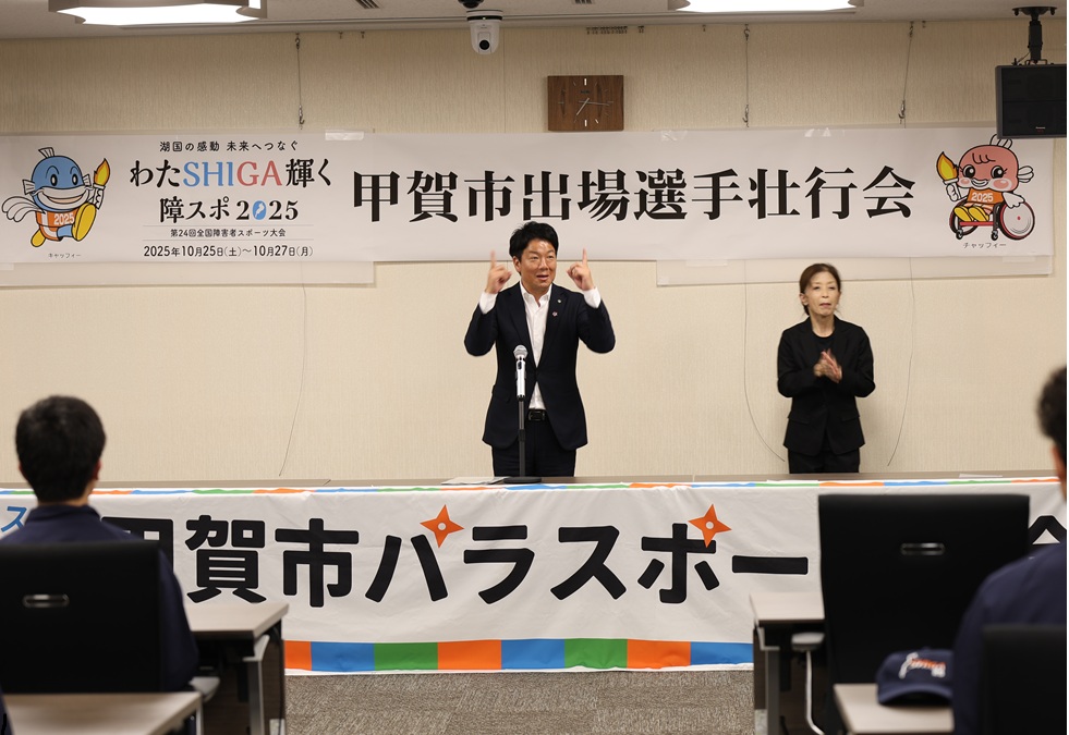 市長が手話にて挨拶する様子