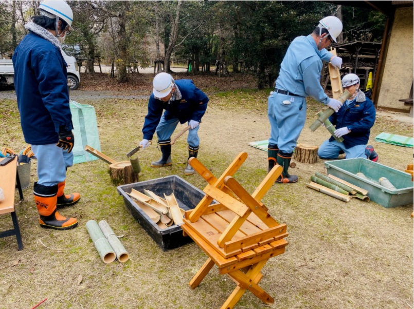 竹杭の作成風景