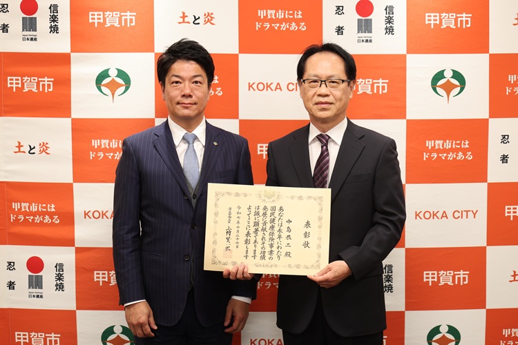 岩永市長と被表彰者の中島恭二さん