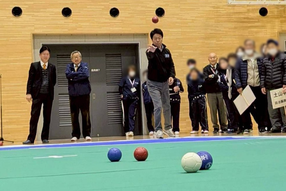 市長が投球する様子