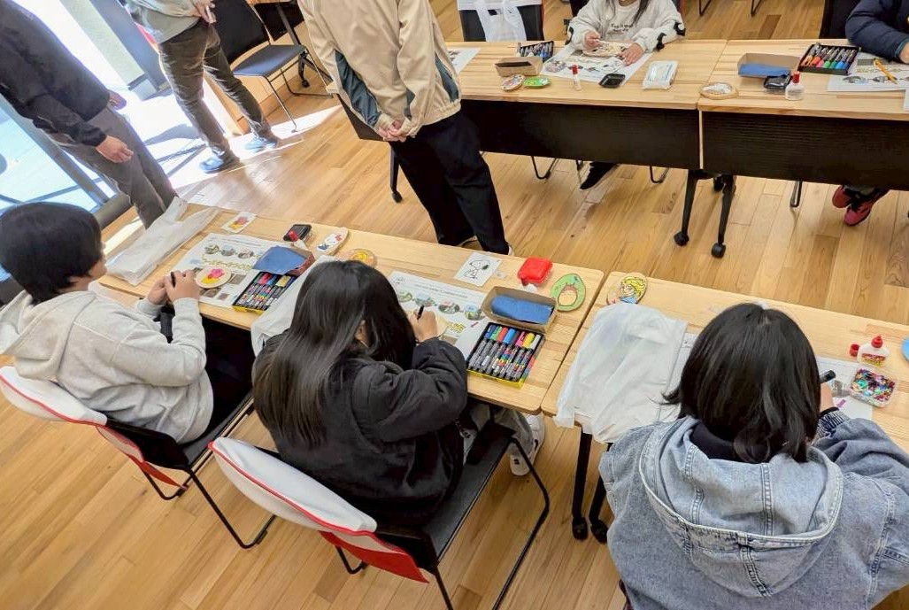 体験コーナーに参加するこどもたち