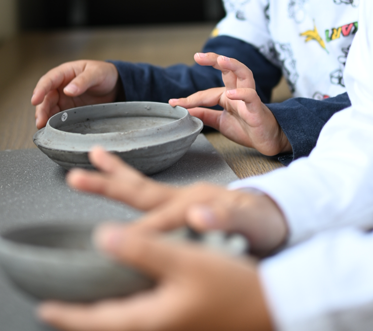 土器にふれる写真