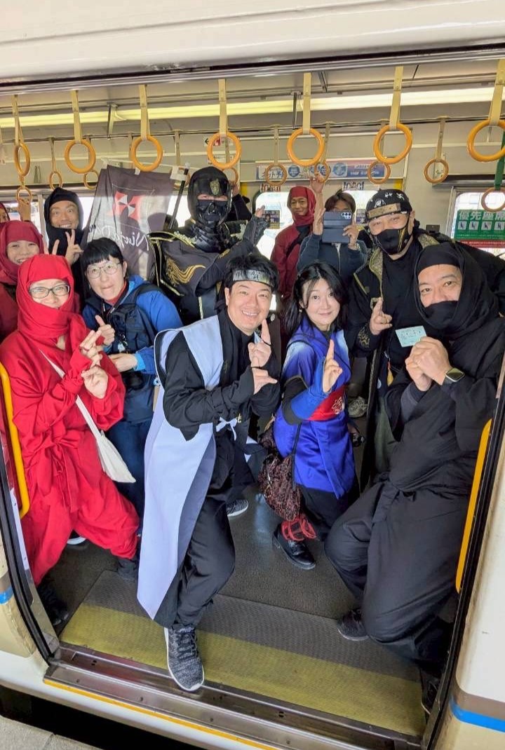 電車の中から忍びのポーズをとる忍者衆と市長