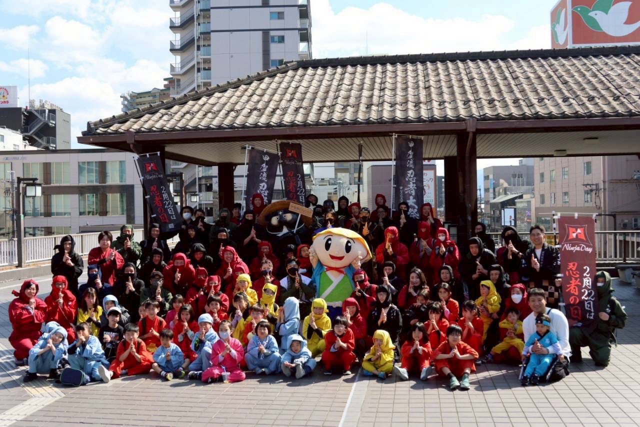 草津駅前に集まった100名を超える忍者たち